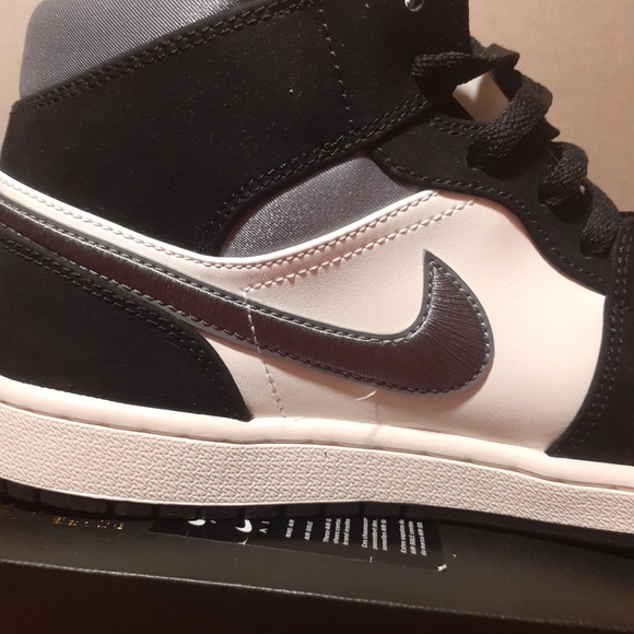 Sold jordan 1 mid - Picture 9 of 11